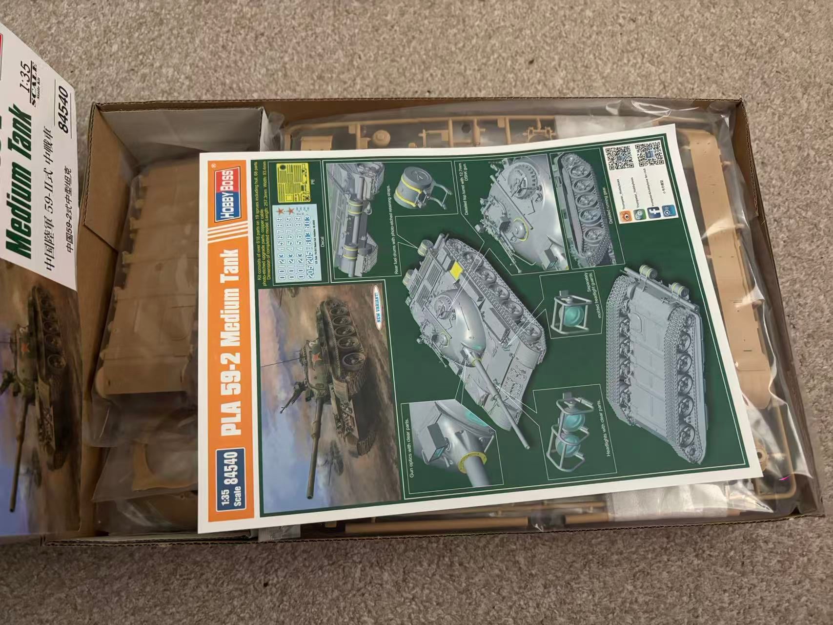 Model tank kit packaging with instructions and tank illustrations on a cardboard box.

